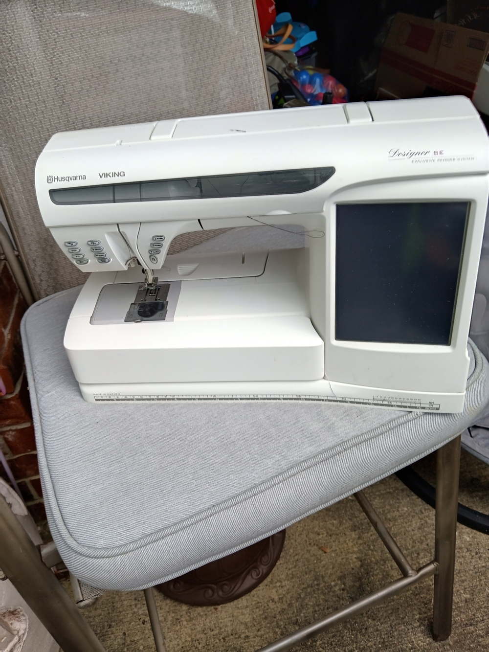 Husqvarna Viking Designer SE Sewing and Embroidery Machine in White